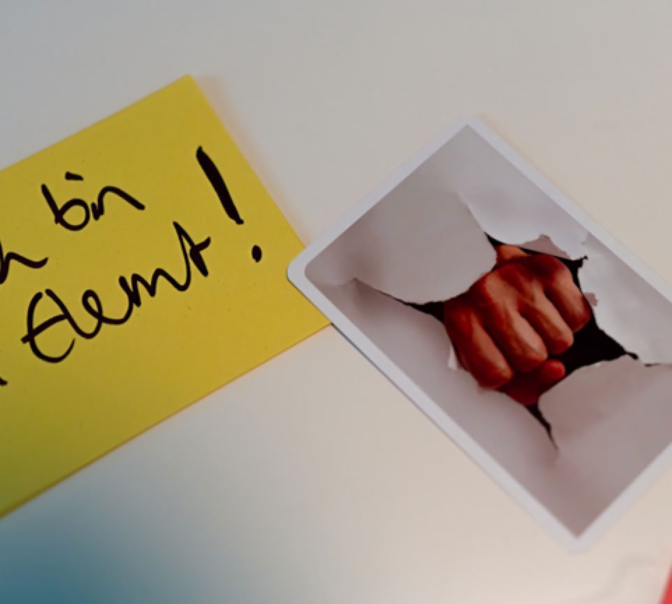 Abstrakte digitale Kunst mit einer lebendigen Mischung aus grünen, blauen und weißen Formen.